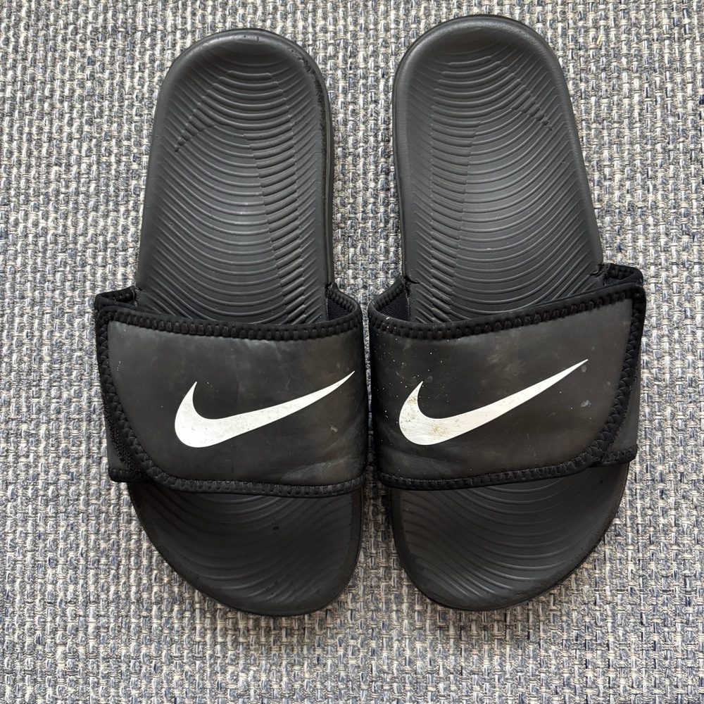 Nike Kids’ Black/White Adjustable Padded Strap Velcro Slide Sandals – Size 4Y